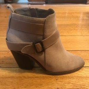 Tan Kelsi Dagger booties size 7